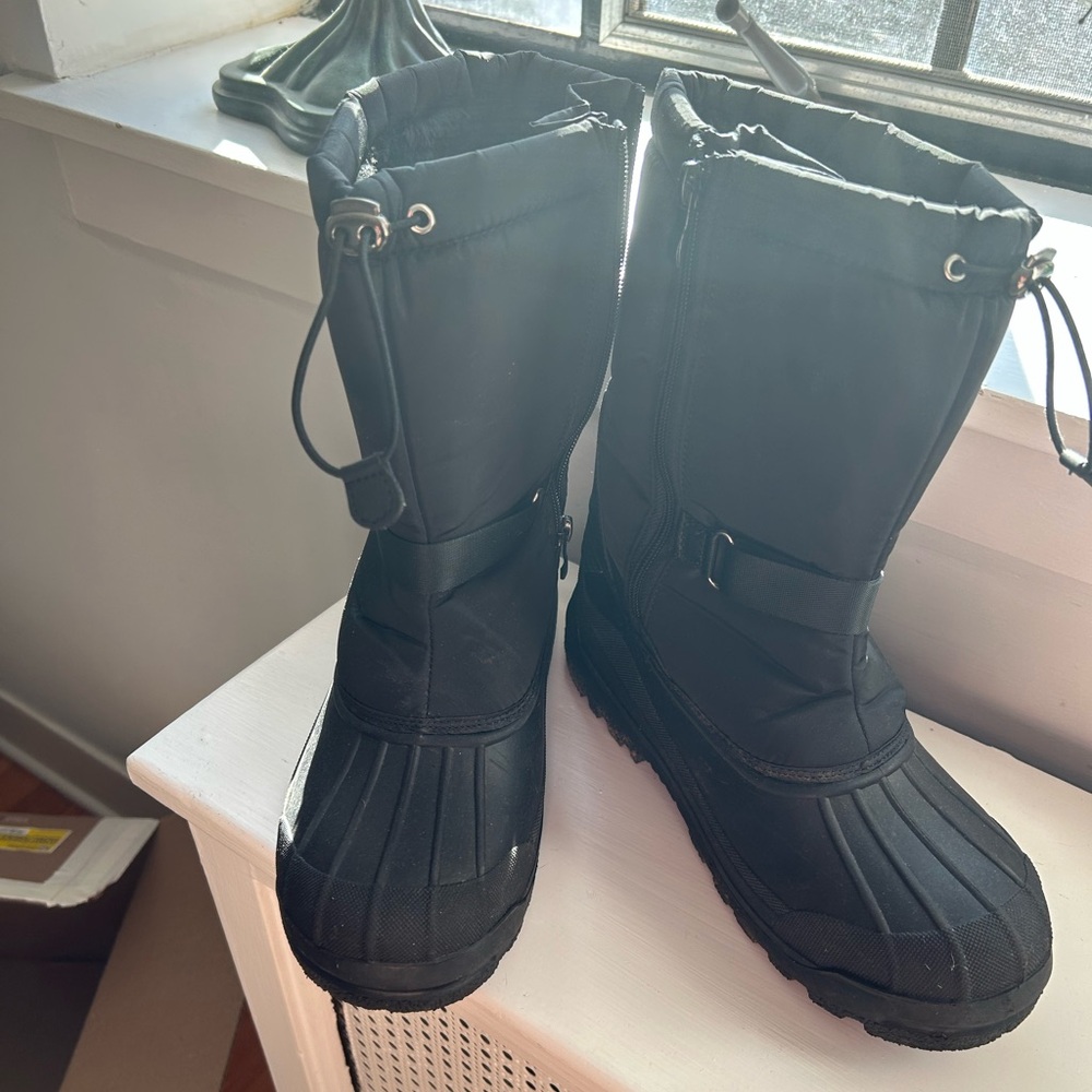 Black men snow boot size 7